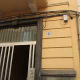 Un portone in anticorodal permette l�ingresso nell�androne...